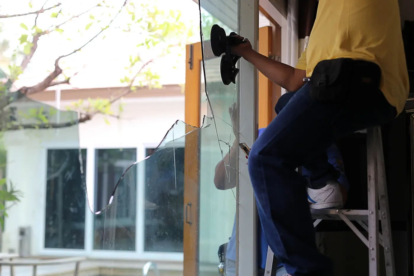 Vitrier intervenant sur un vitrage à Bondy (93140)